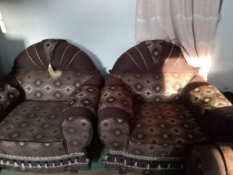 3 + 1 + 1 sofa set in Good Condition 2