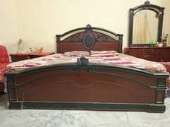 پرانے لکڑی کے فرنیچر برائے فروخت1 بیڈ، 1 ڈریسنگ ٹیبل، 2 سائیڈ ٹیبل
                                title=