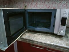 Microwave Oven in Excellent Condition – Ready to Use!
