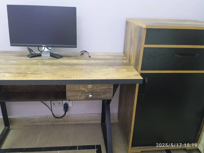Computer table with side cupboard 0