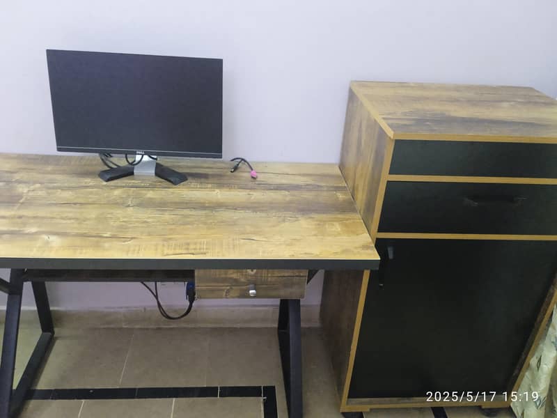 Computer table with side cupboard 1