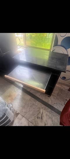 computer table in good condition