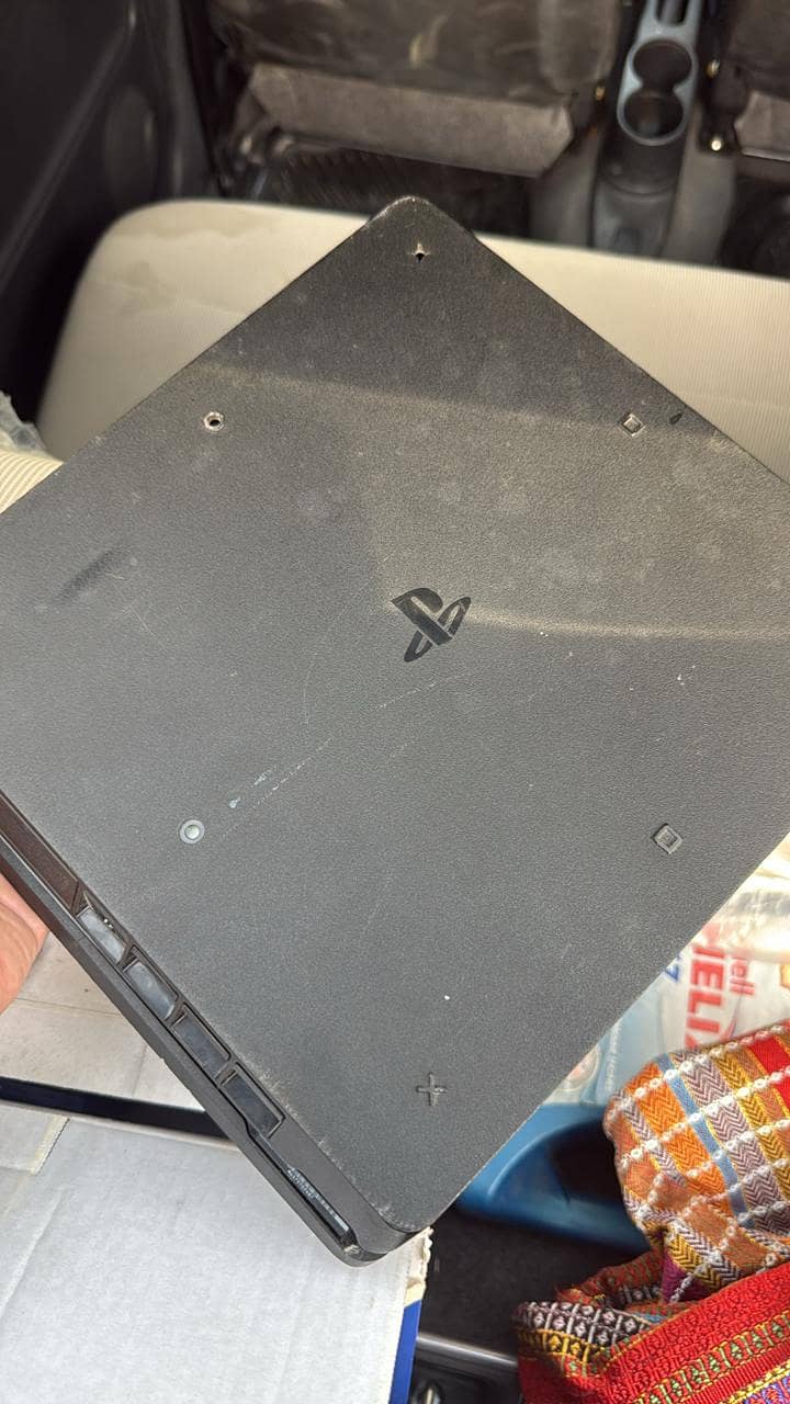 ps4 decent condition with  and 3 cd with 2 remote 1