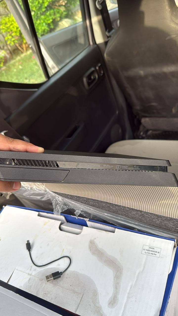 ps4 decent condition with  and 3 cd with 2 remote 6