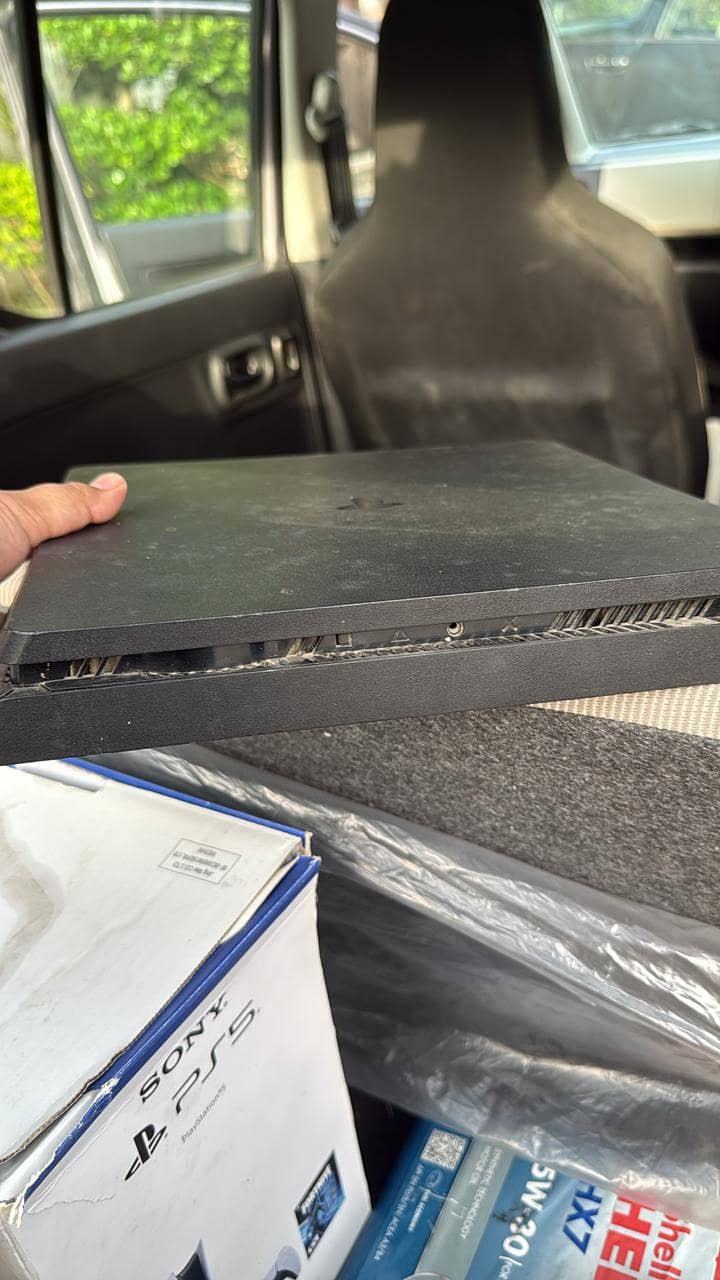 ps4 decent condition with  and 3 cd with 2 remote 8