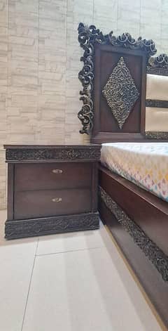 bed + mirror + side table
