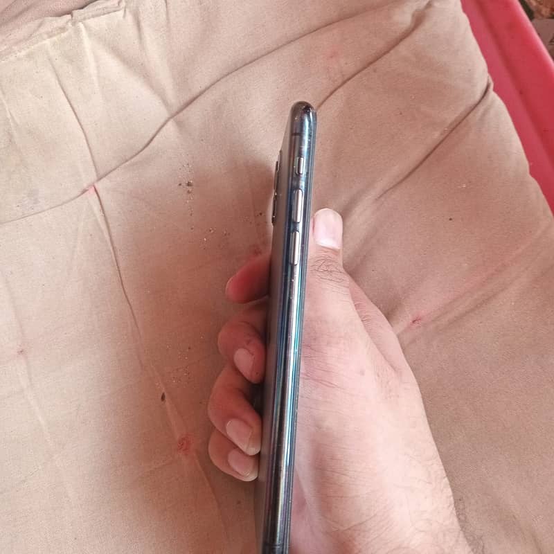 Iphone 11 pro max non pta but lukiest model sim working properly 2