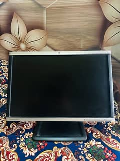 LCD 22 inch HP 10 by 10 conditon