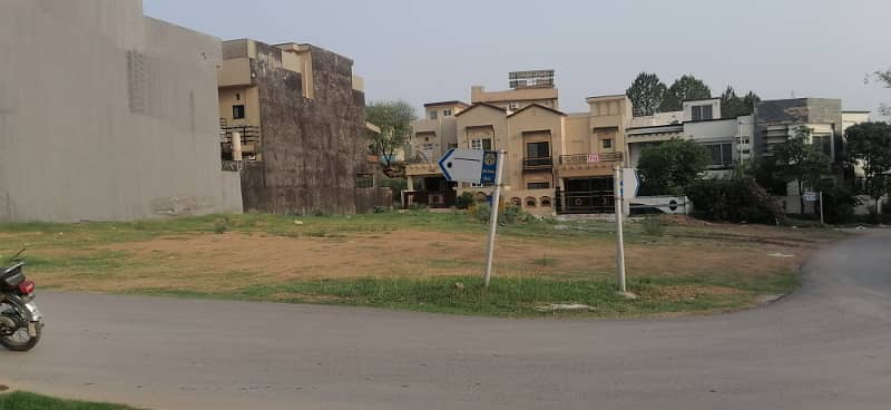 CORNER WITH EXTRA LAND READY TO CONSTRUCT PLOT AVAILABLE FOR SALE IN ABUBAKAR BLOCK 1