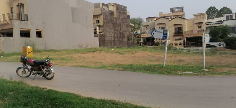 CORNER WITH EXTRA LAND READY TO CONSTRUCT PLOT AVAILABLE FOR SALE IN ABUBAKAR BLOCK 2