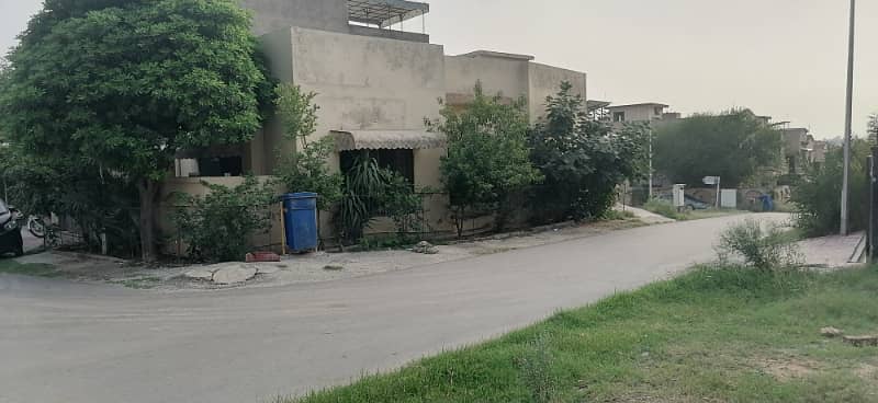 CORNER WITH EXTRA LAND READY TO CONSTRUCT PLOT AVAILABLE FOR SALE IN ABUBAKAR BLOCK 3