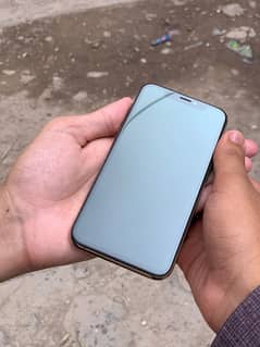 I phone xs golden colour 64gb full ok 10by 9.5 Face ID active