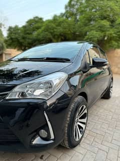 Beautiful pearl black vitz for sale