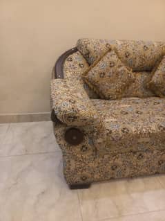 good condition sofa set 3,2,1 with table stand