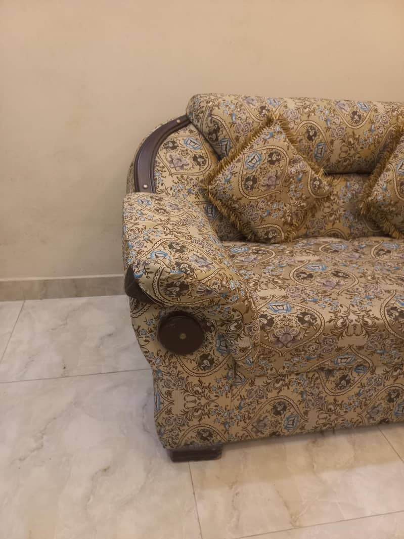 good condition sofa set 3,2,1 with table stand 0