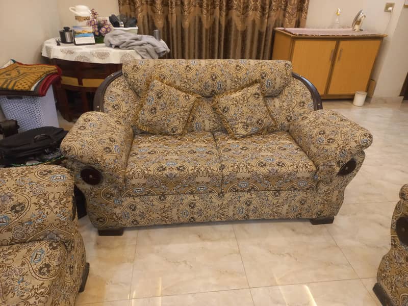 good condition sofa set 3,2,1 with table stand 1