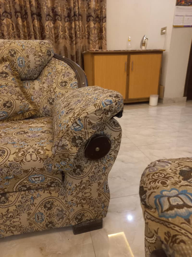 good condition sofa set 3,2,1 with table stand 2