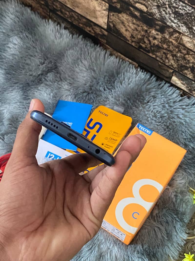 Tecno Spark 8c with box or original charger 8