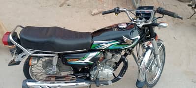 125 Black colour lush condition for sale