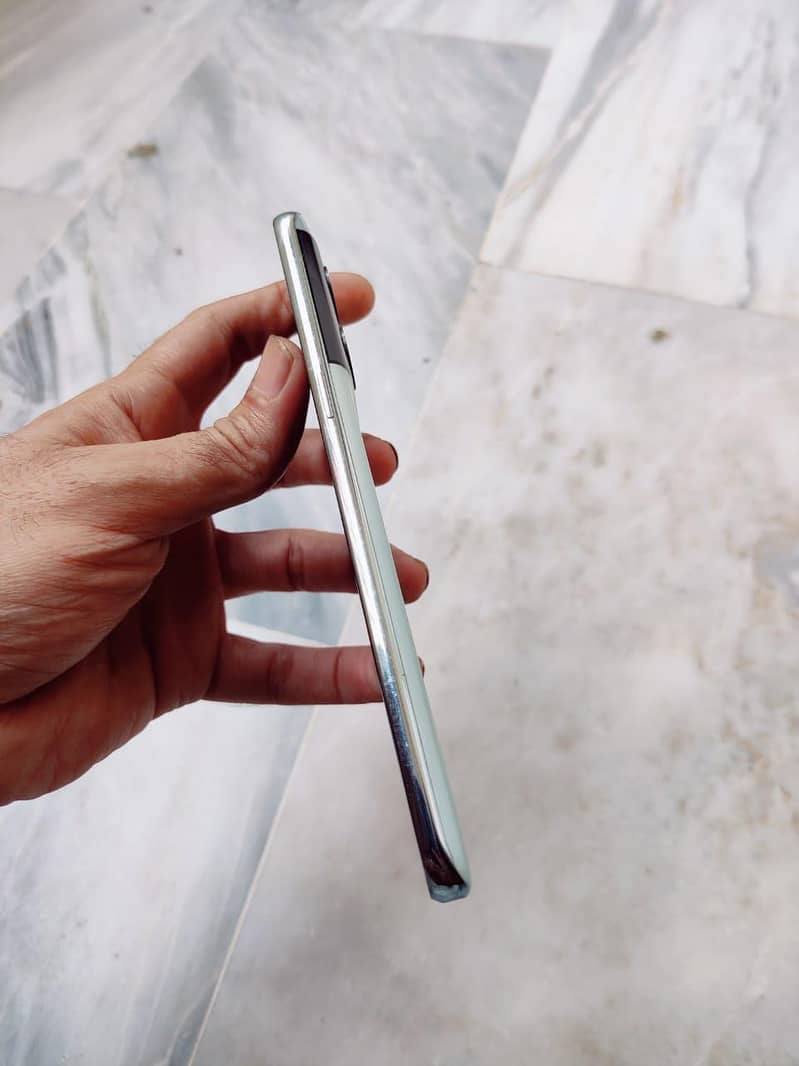 one plus 10t 16+4gb Ram 256 Memory Non pta 8