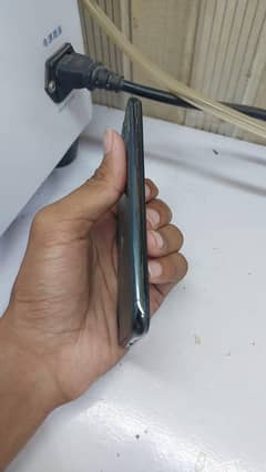 Iphone 11 pro icloud lock. Exchange available . Part bi mil sakta ha