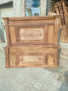 ایک عدد بیڈ ڈریسنگ اور دو سیٹیبل دستیاب ہیں