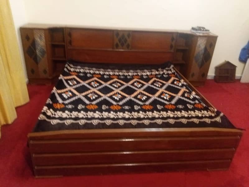 Bed with underneath storage and two side tables which can be locked. I 0