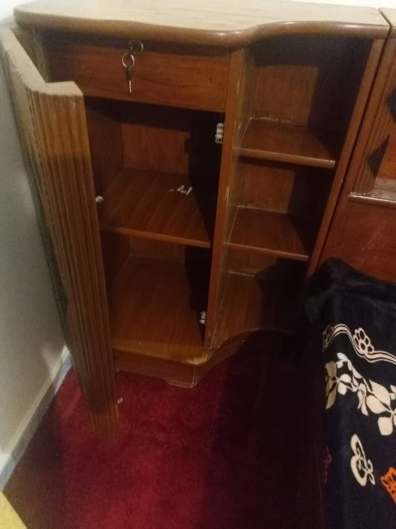 Bed with underneath storage and two side tables which can be locked. I 1