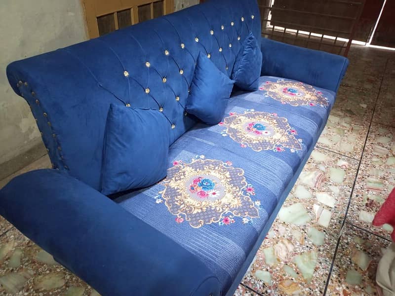 Sofa in 10/9 condition only few time used 1