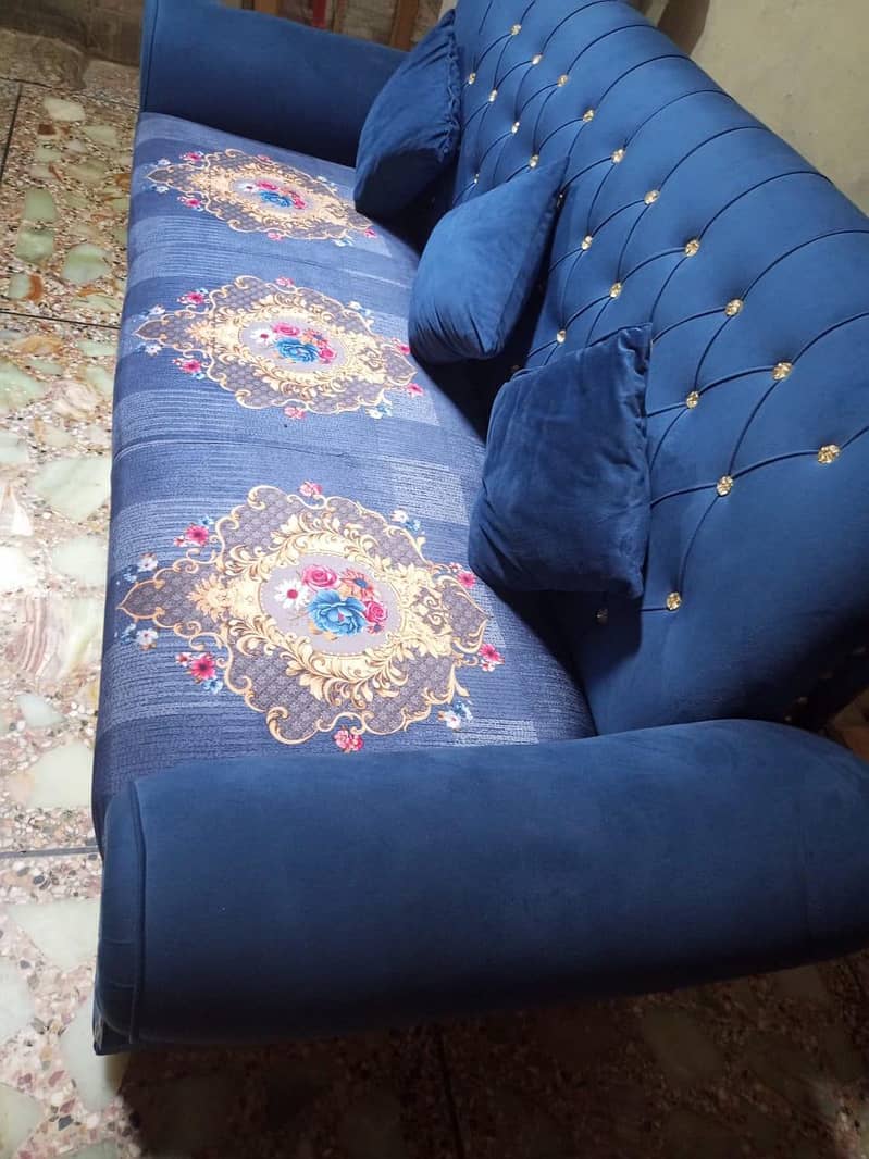 Sofa in 10/9 condition only few time used 2