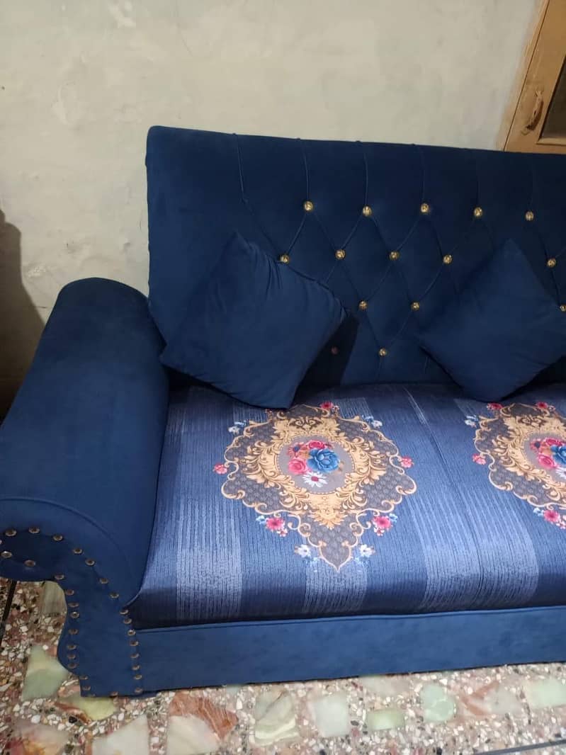 Sofa in 10/9 condition only few time used 3