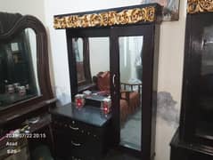 1 bed 1 show case 1 bartan wala show case
