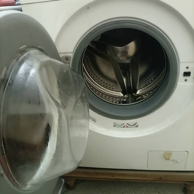 Samsung fully automatic machine 6kg front load in a good condition 4