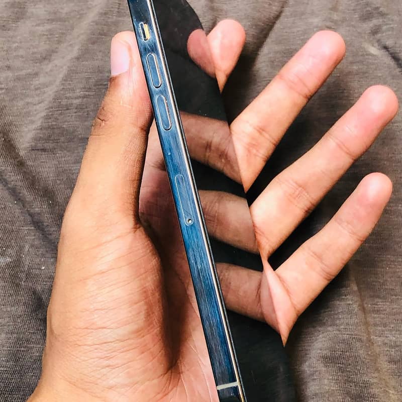 iPhone 12 Pro Max 4