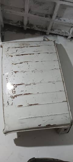 Suzuki Ravi roof in white colour.