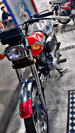 honda 125 self start  red