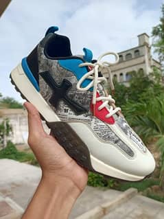 Unisex Sneakers – Size 8 – Stylish & Like New – Perfect for University