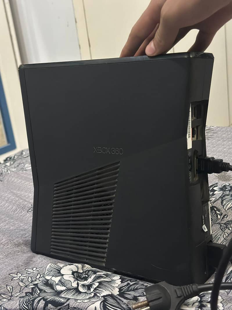Xbox 360 without controller jailbreak. Gta V and Tekken 7 installed. 2
