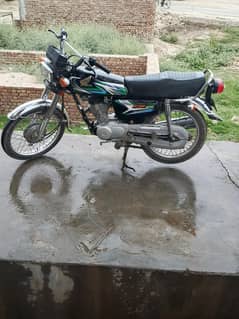 Honda 125 2023 ky 7wy mahine ka nikla hai 10/10 condition hai