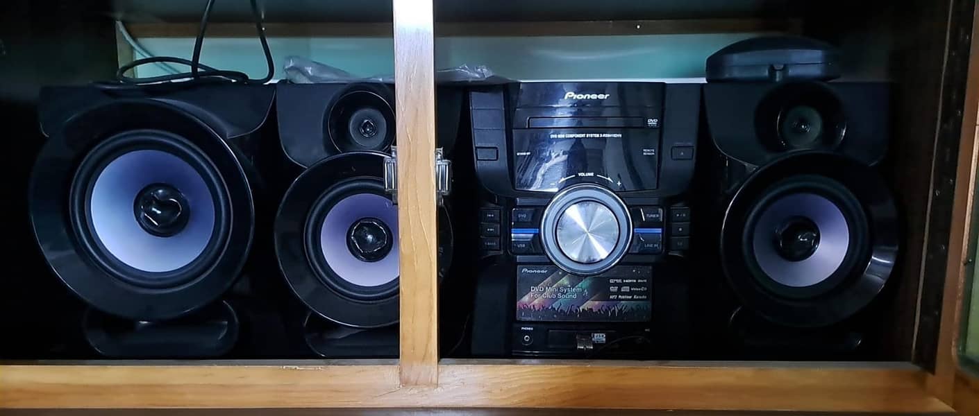 Sound System, Computer Table , Toster , Camera, Stablizer 2
