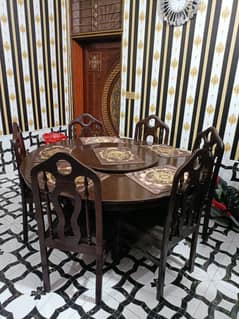 Beautiful Dinning table with 6 Chairs