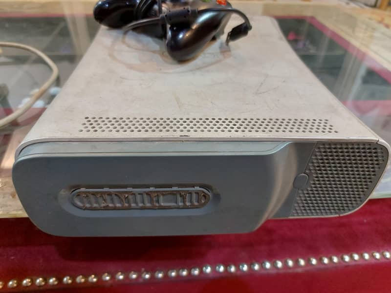 xbox in good condition with one controller and 8 games 3