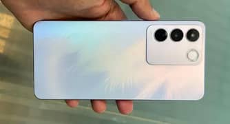 i am selling my vivo v27e 8+8gb 256 gb in good condition