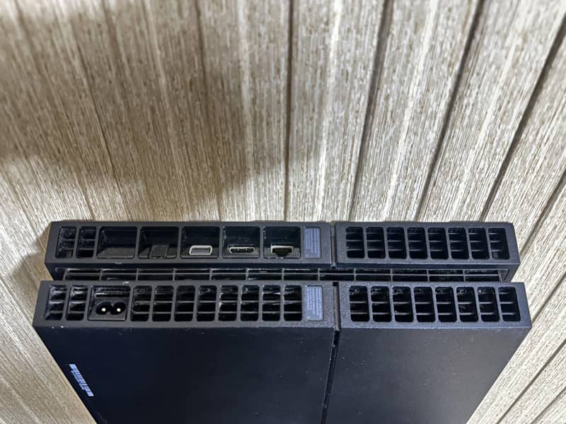 PS4  10/10 condition almost new ,one original controller , 4 games 2