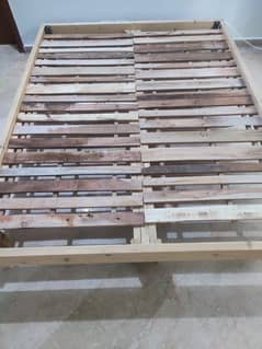 QUEEN SIZE SOLID WOODEN BED