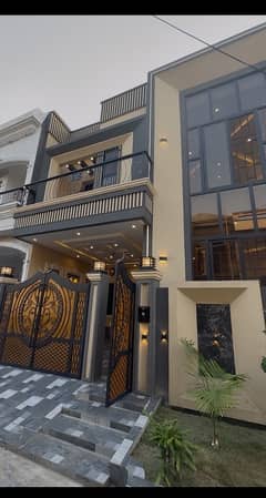 6 Marla Beautiful Model House available for Sale in Diamond City