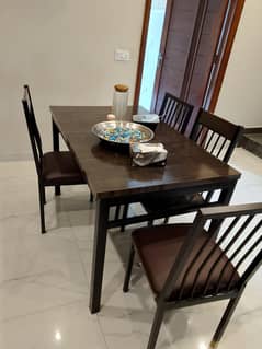 dinning table with 6 chairs in good condition