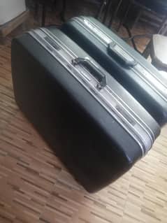 2 large Suitcase available for    دو بڑے مضبوط سوٹ کیس برائے فروخت ہیں