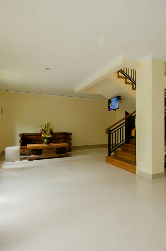 Elegant 1000 Sqyds Commercial Use Bungalow For Rent With An Open Concept Layout And Having 5000 Sqft Of Carpeted Space Suitable For Companies In Search Of A Property With A Modern Appeal To It In PECHS Off Shahrah-E-Faisal | Office For Rent 2