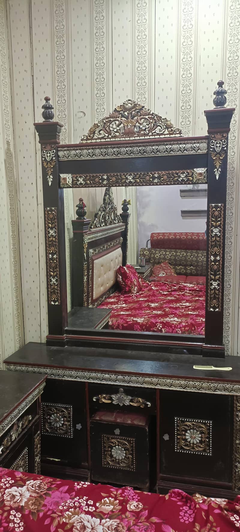 showcase and dressing table 0